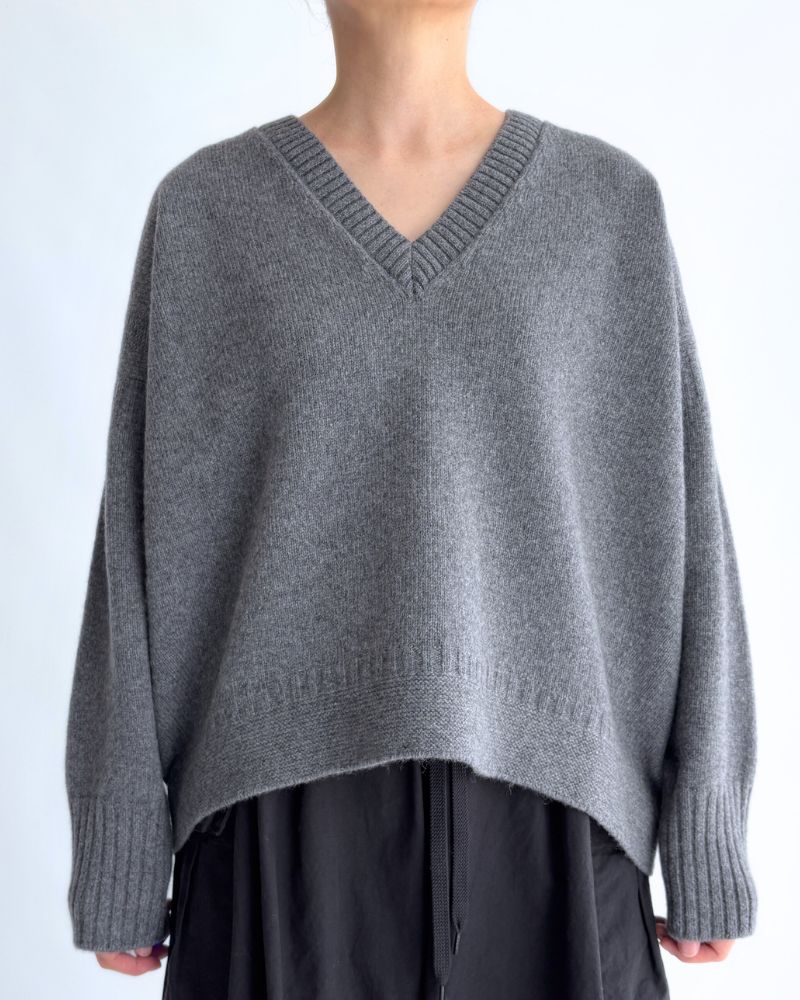 AURA Vネックニットプルオーバー Gray