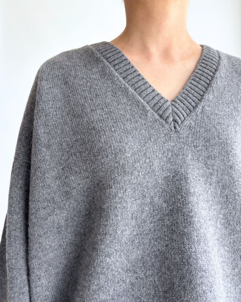 AURA Vネックニットプルオーバー Gray