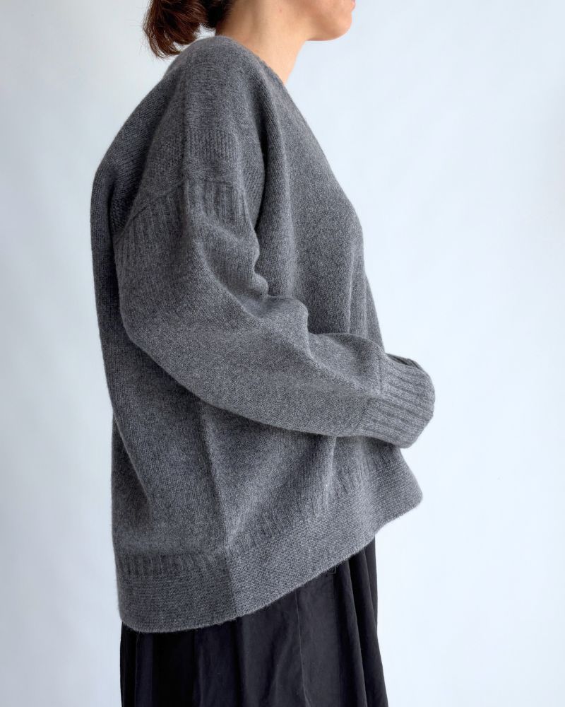 AURA Vネックニットプルオーバー Gray