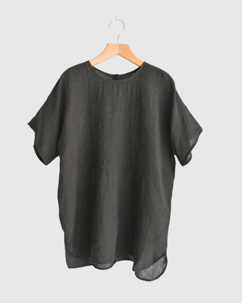 BACK OPENING CREW-NECK S/SLEEVE EMB SHIRT Black