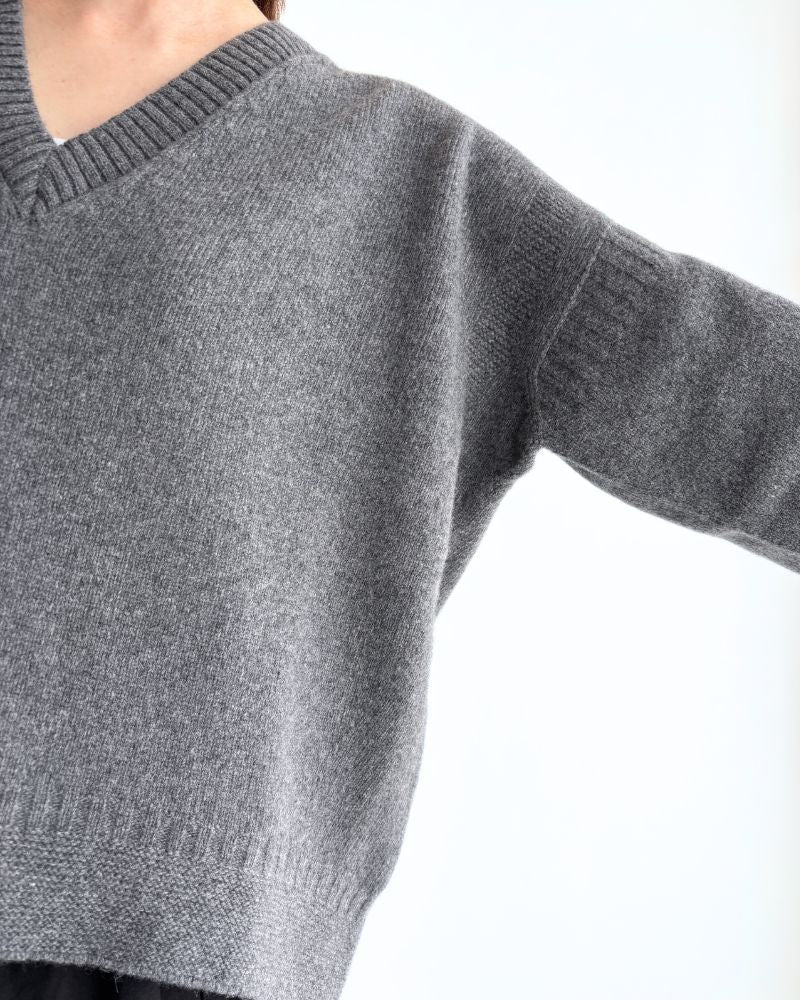 AURA Vネックニットプルオーバー Gray