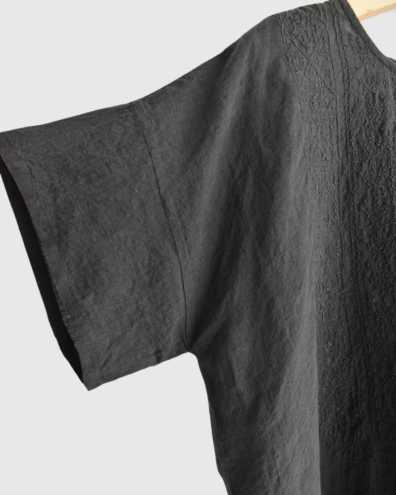BACK OPENING CREW-NECK S/SLEEVE EMB SHIRT Black