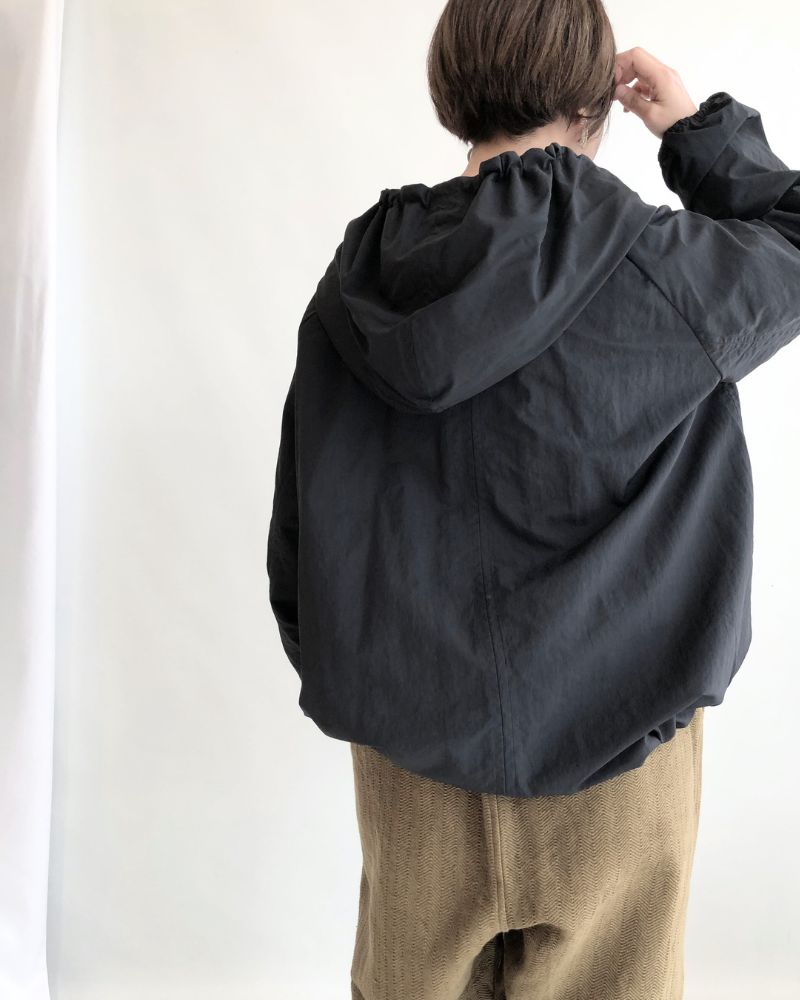 オーバーサイズ フーディジャケット 撥水ナイロン ブラック｜D/d