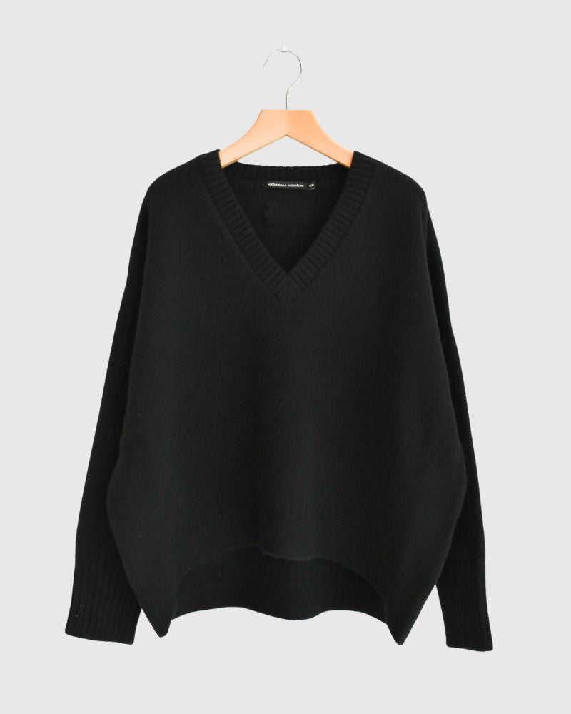 AURA Vネックニットプルオーバー Black