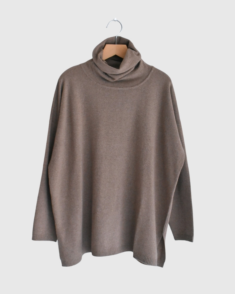 12GG PLAIN STITCH DROP SHOULDER POLO NECK WITH SLIT Mocha