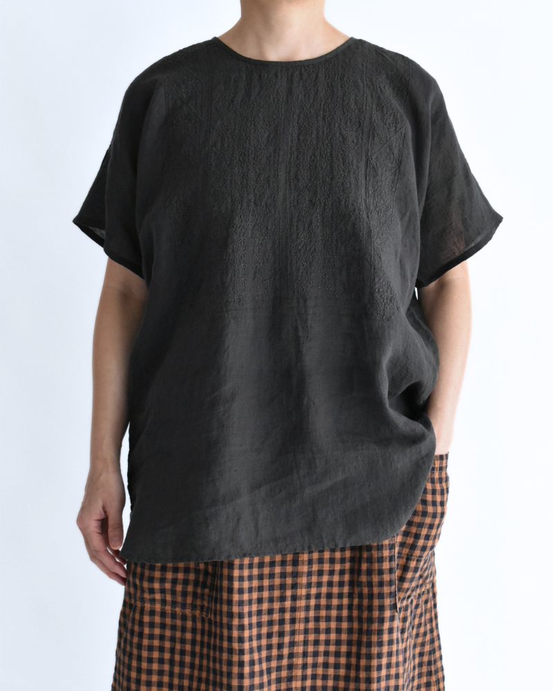 BACK OPENING CREW-NECK S/SLEEVE EMB SHIRT Black