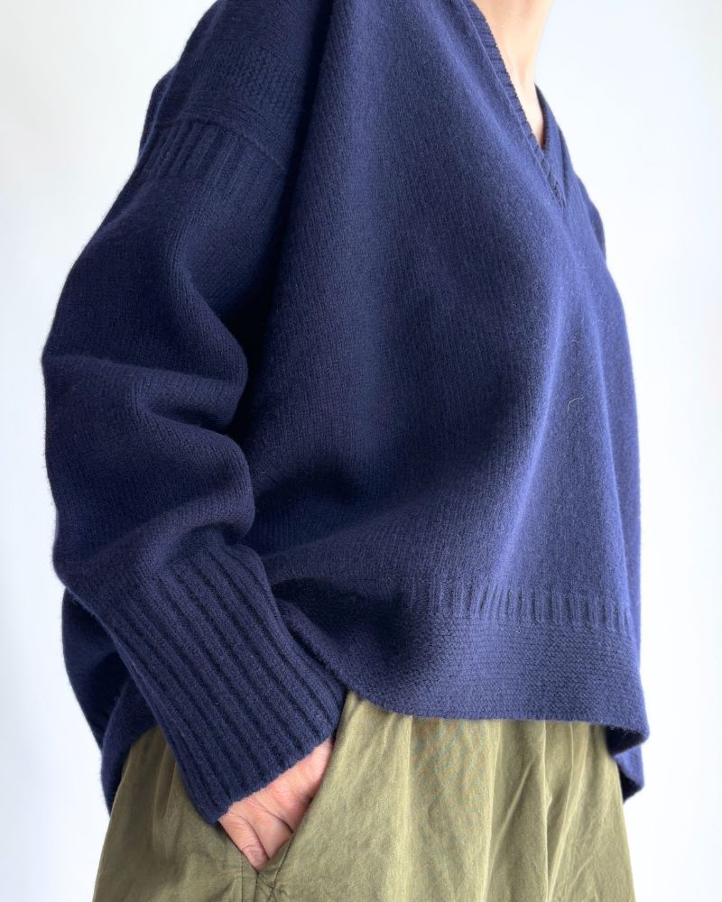 AURA Vネックニットプルオーバー Navy