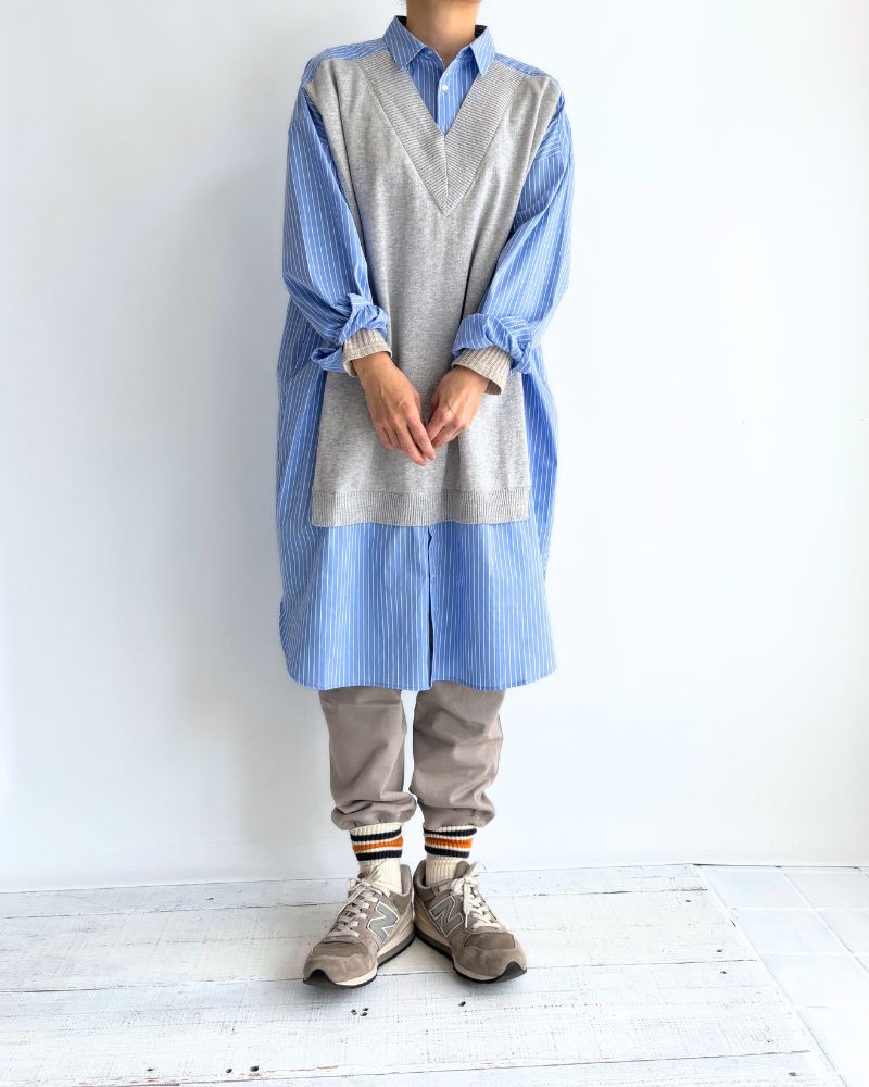 ニットベスト重ね着風ストライプシャツワンピース 'APOLU' Saxe