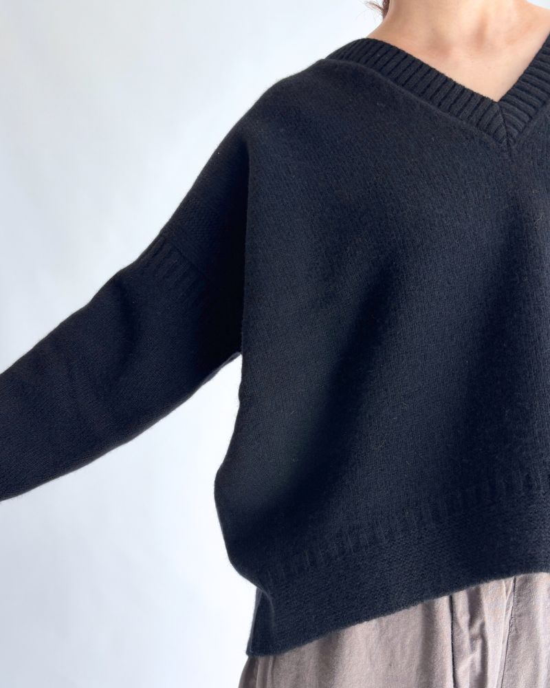 AURA Vネックニットプルオーバー Black