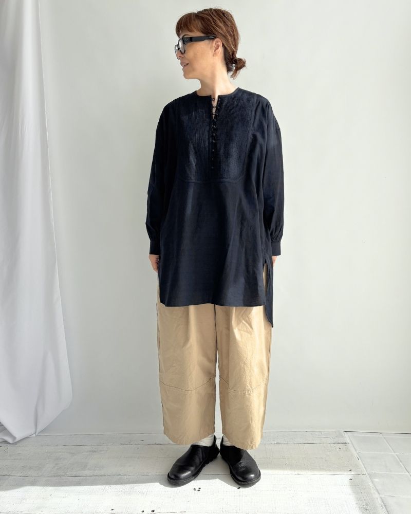CREW-NECK BOSOM LONG SHIRT WITH MINI PINTUCK Black
