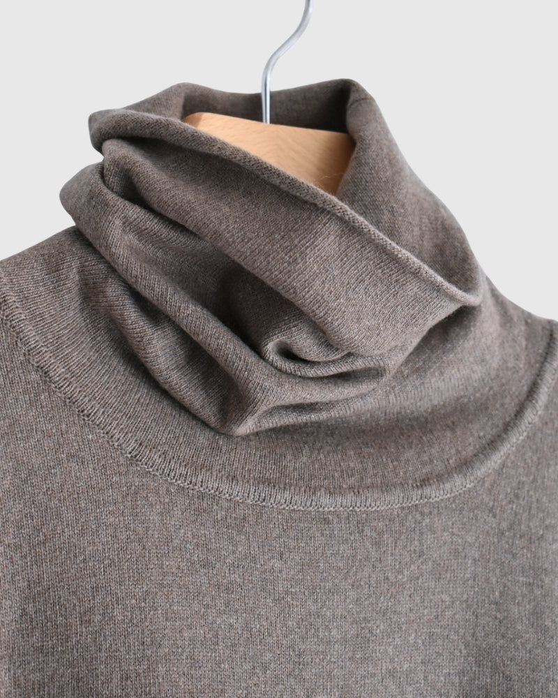 12GG PLAIN STITCH DROP SHOULDER POLO NECK WITH SLIT Mocha