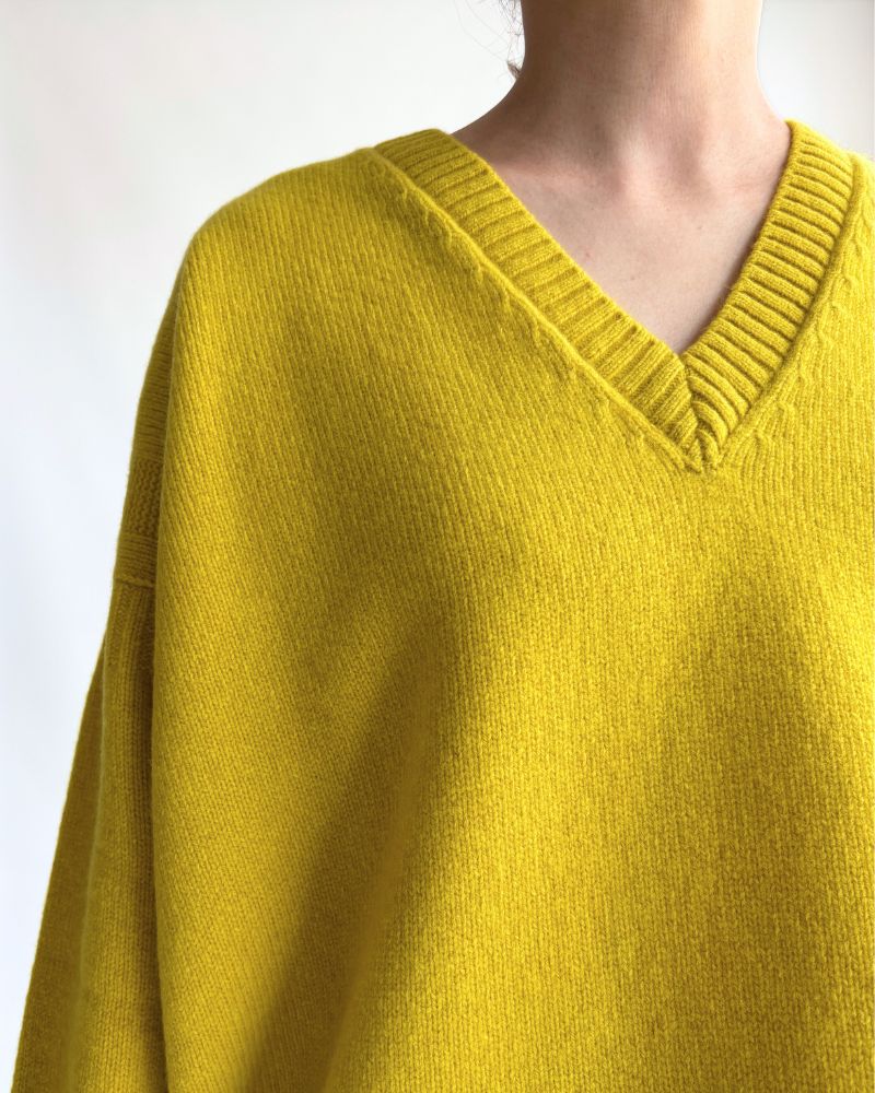 AURA Vネックニットプルオーバー Yellow
