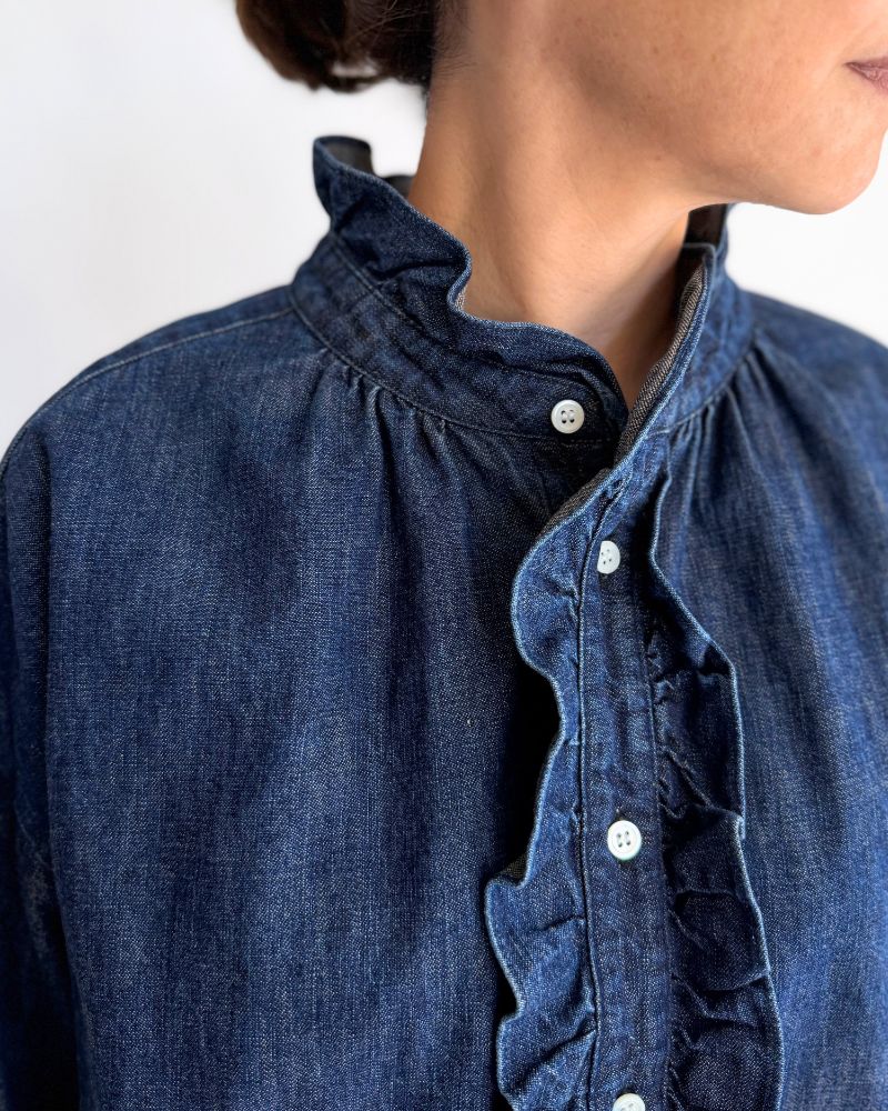【予約】 F/W LA 518 オーディナリーデニムフリルブラウス（9月末 - 10月初旬）