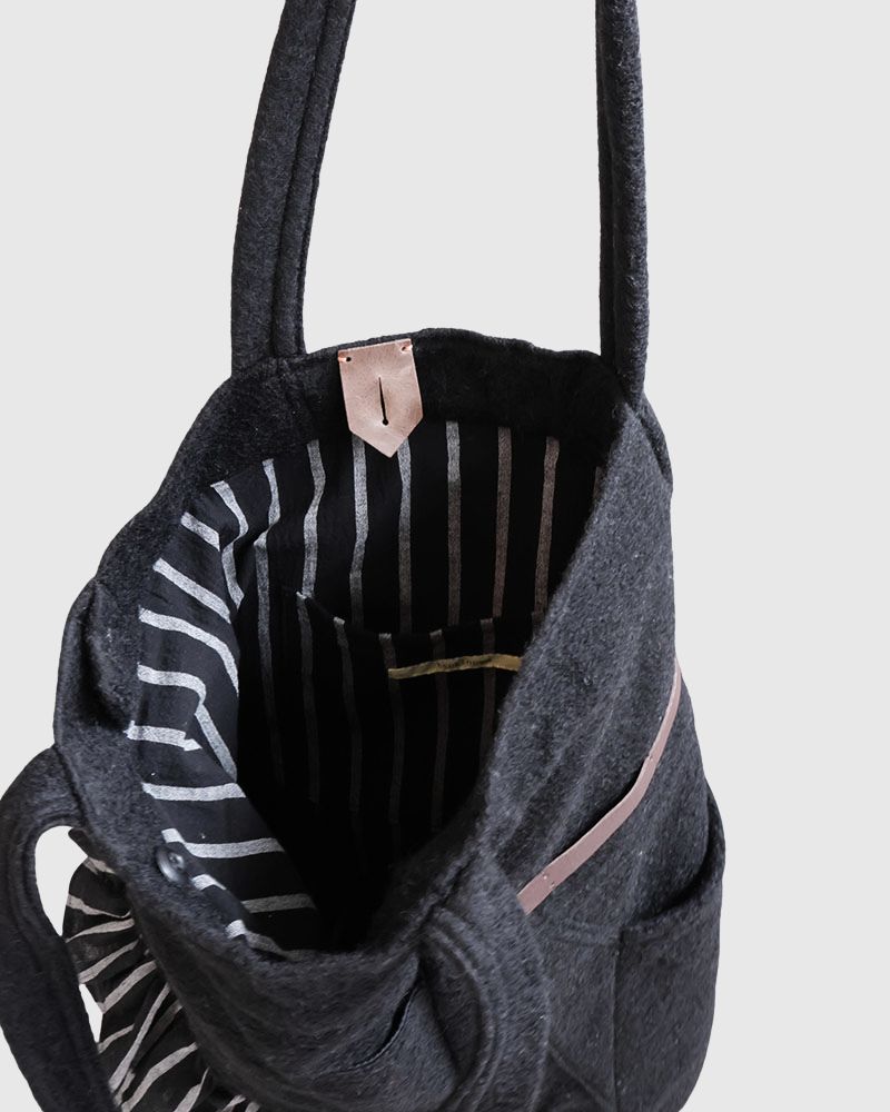 ウールのリメイクバッグ Black