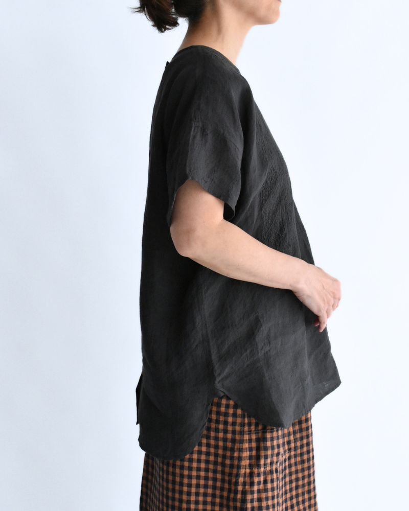 BACK OPENING CREW-NECK S/SLEEVE EMB SHIRT Black