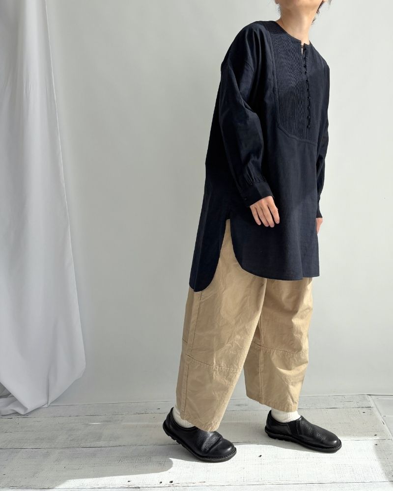 CREW-NECK BOSOM LONG SHIRT WITH MINI PINTUCK Black