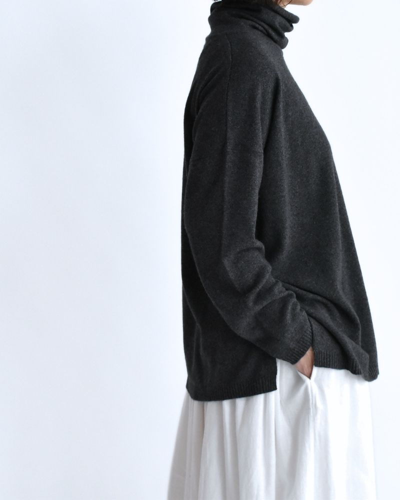 12GG PLAIN STITCH DROP SHOULDER POLO NECK WITH SLIT Charcoal