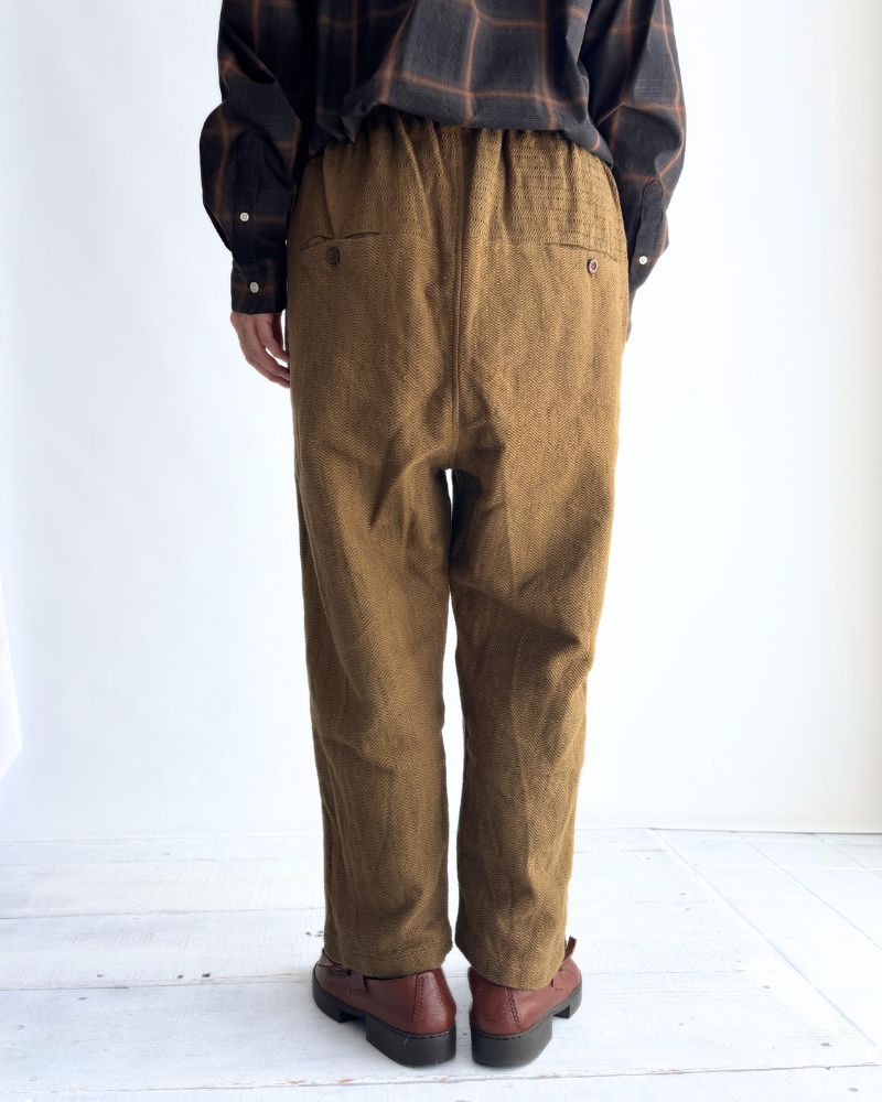 手織りコットンヘリンボーン イージーテーパードパンツ KhakiBrown