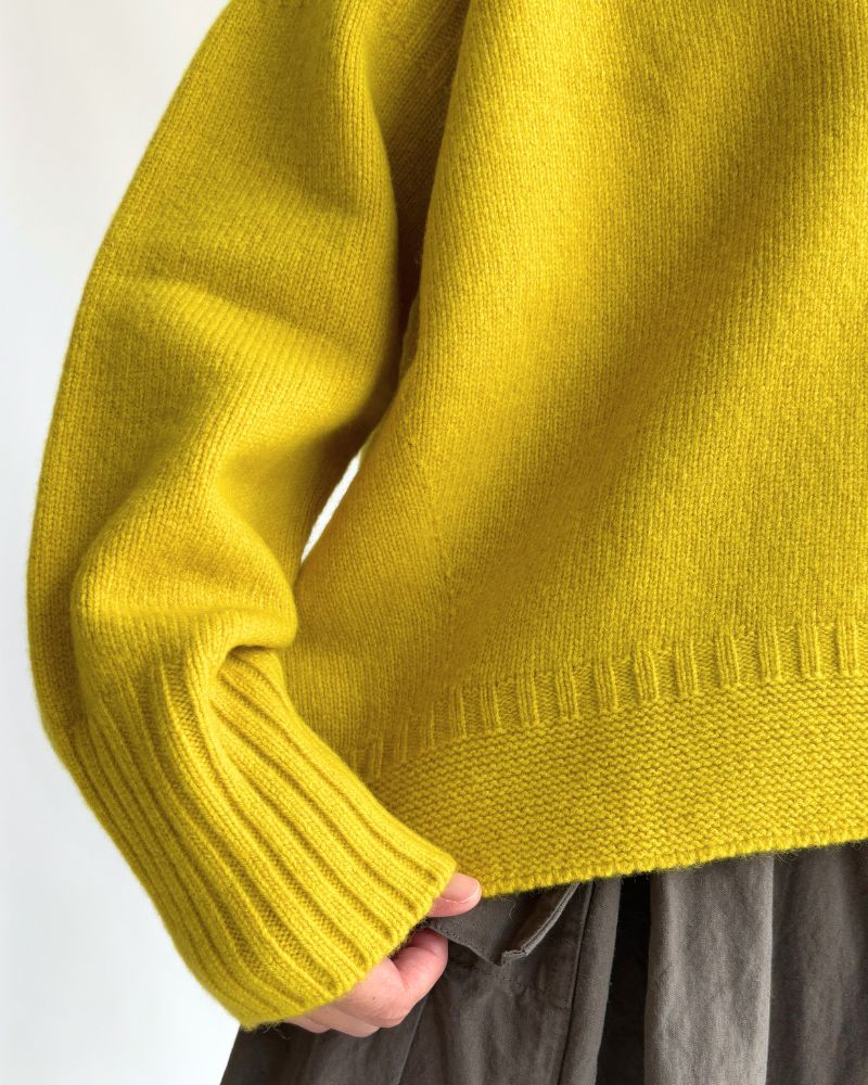 AURA Vネックニットプルオーバー Yellow