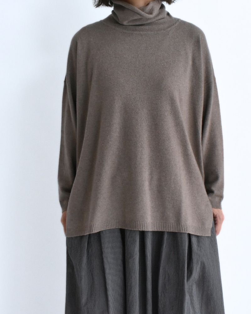 12GG PLAIN STITCH DROP SHOULDER POLO NECK WITH SLIT Mocha