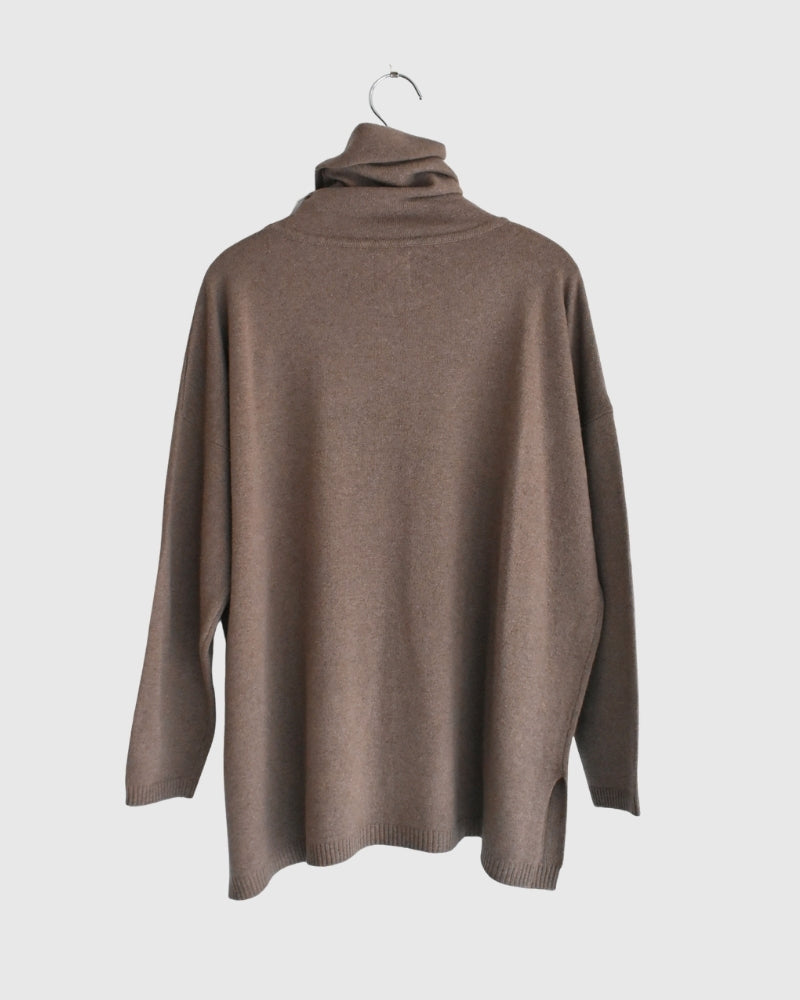 12GG PLAIN STITCH DROP SHOULDER POLO NECK WITH SLIT Mocha