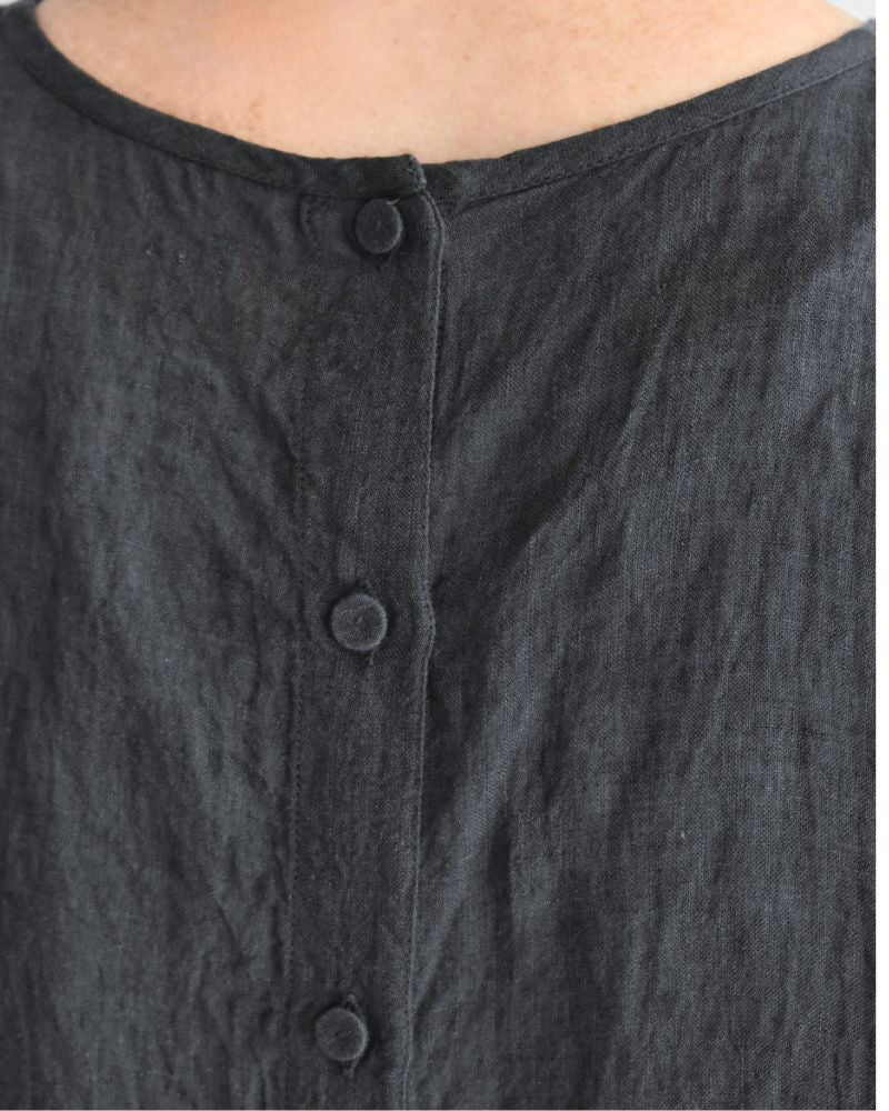 BACK OPENING CREW-NECK S/SLEEVE EMB SHIRT Black