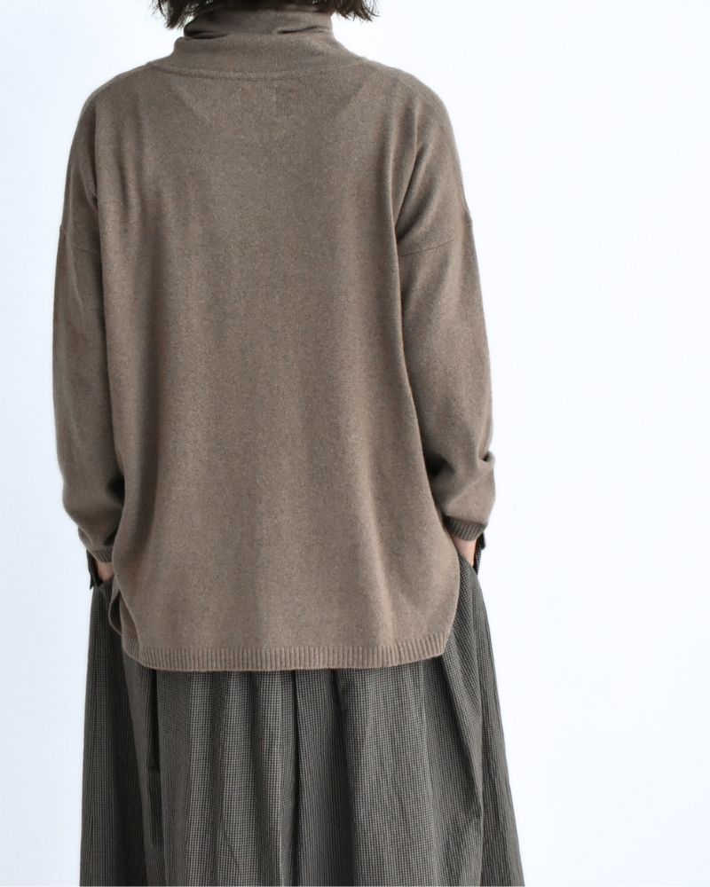 12GG PLAIN STITCH DROP SHOULDER POLO NECK WITH SLIT Mocha
