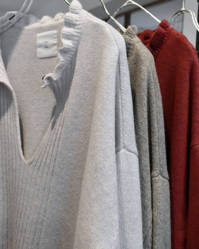 【予約】 F/W RS 028 スキッパーフリルニットプルオーバー（10月初旬 - 10月中旬）