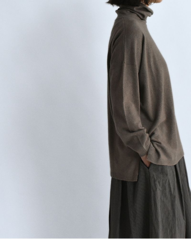 12GG PLAIN STITCH DROP SHOULDER POLO NECK WITH SLIT Mocha