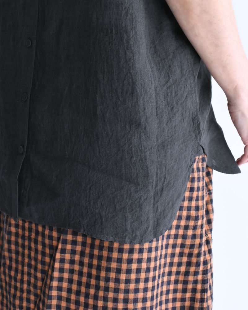 BACK OPENING CREW-NECK S/SLEEVE EMB SHIRT Black