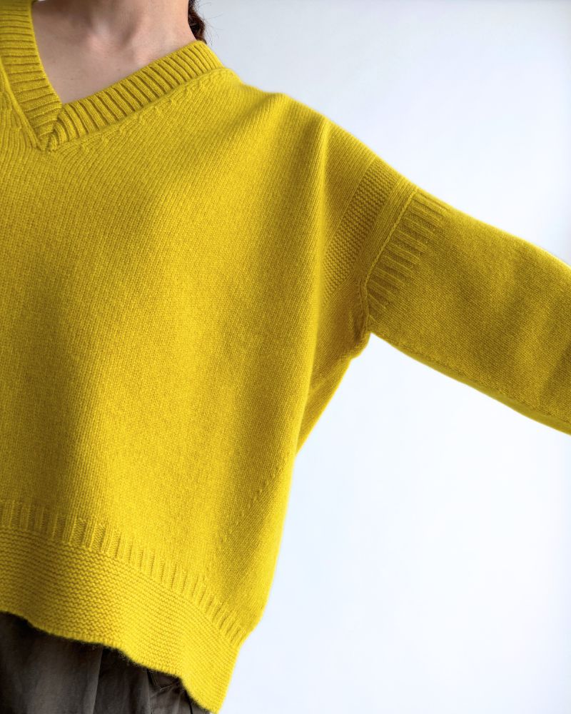 AURA Vネックニットプルオーバー Yellow