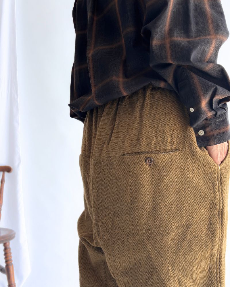 手織りコットンヘリンボーン イージーテーパードパンツ KhakiBrown