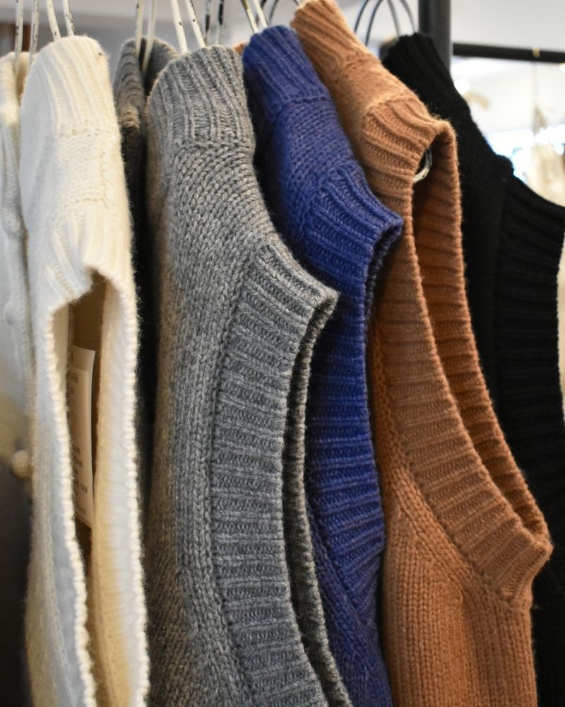 【予約】 F/W LA 526 バスケットウェーブボタンニットベスト（10月中旬 - 10月末）