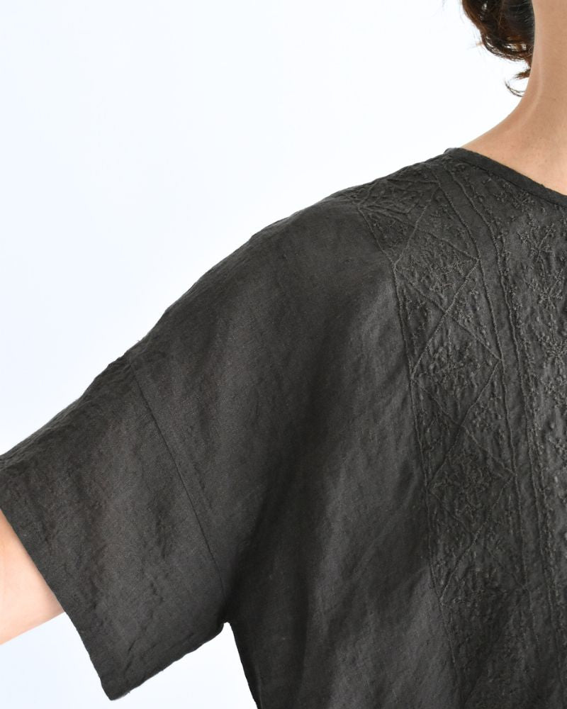 BACK OPENING CREW-NECK S/SLEEVE EMB SHIRT Black