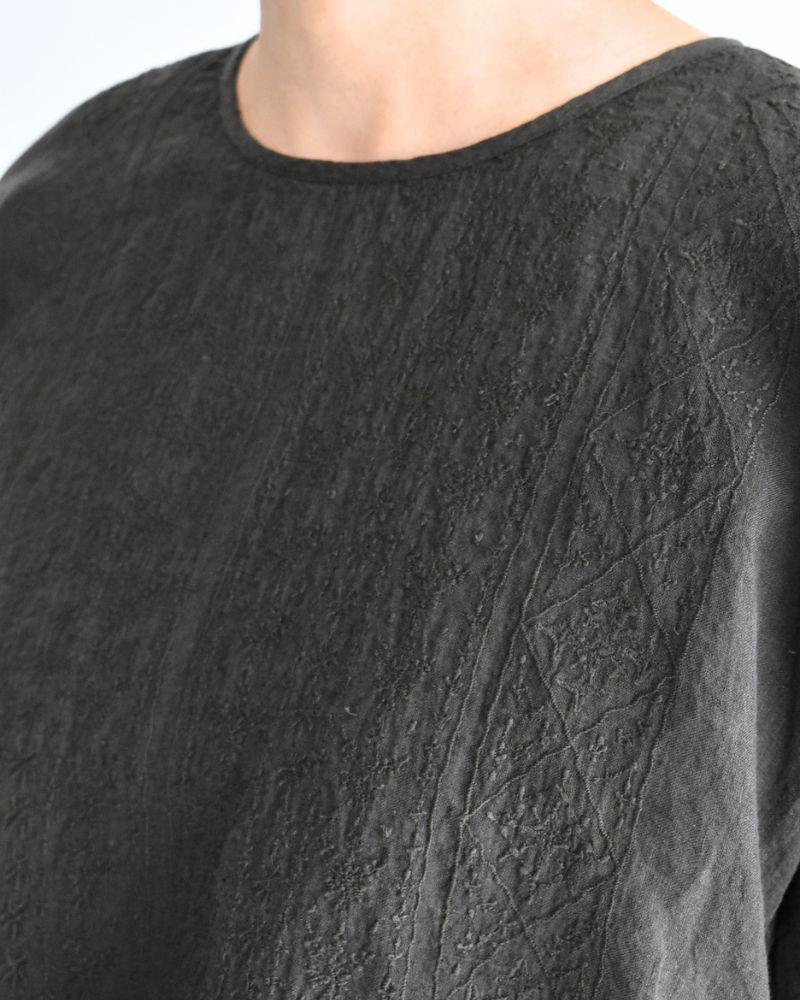 BACK OPENING CREW-NECK S/SLEEVE EMB SHIRT Black