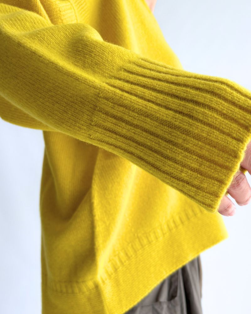 AURA Vネックニットプルオーバー Yellow
