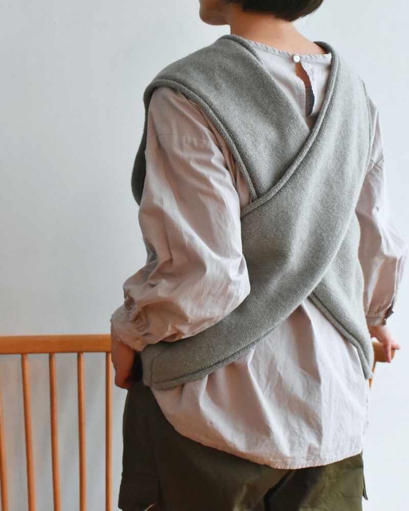 【予約】 F/W G 1236 バッククロスニットベスト（10月初旬 - 10月中旬）
