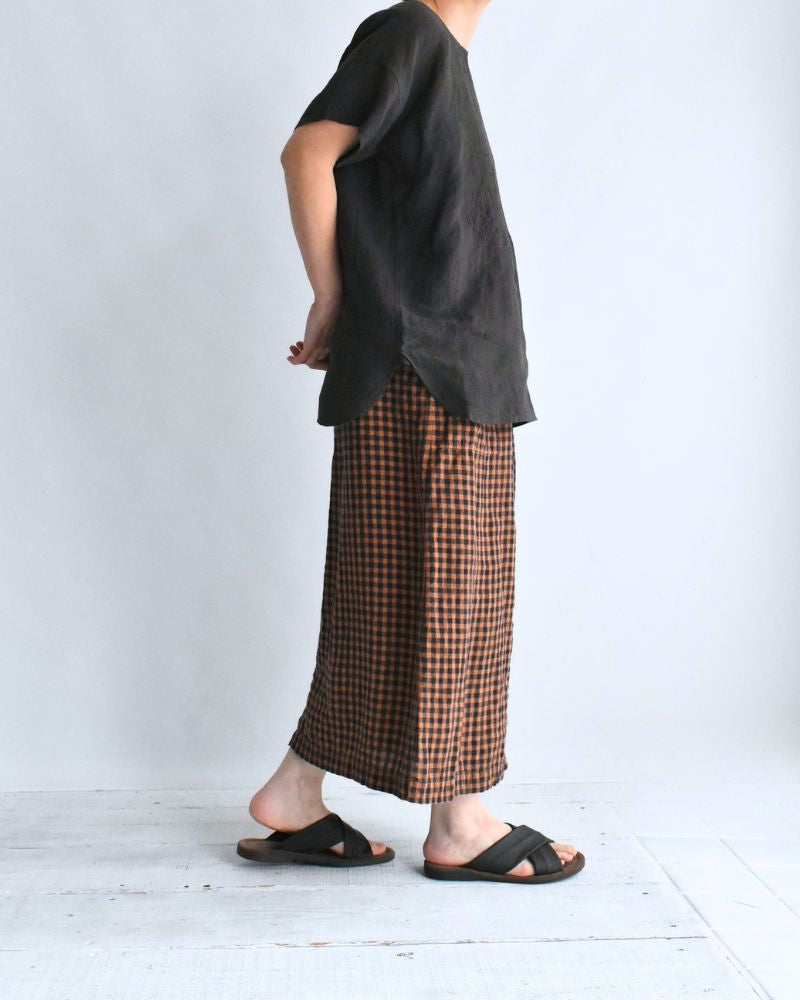 BACK OPENING CREW-NECK S/SLEEVE EMB SHIRT Black